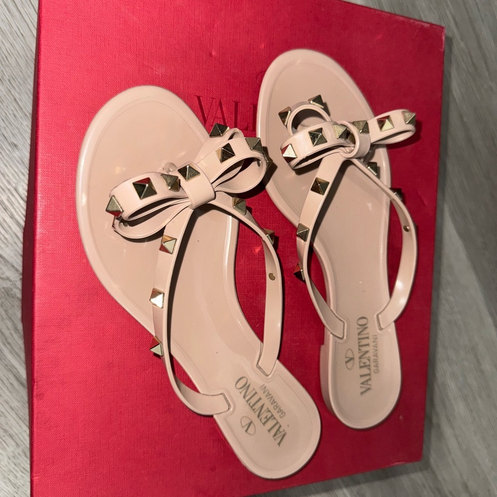 Valentino Garavani Rockstud Rubber Sandals - POUDRE/NUDE Size: 6 - Picture 2 of 4